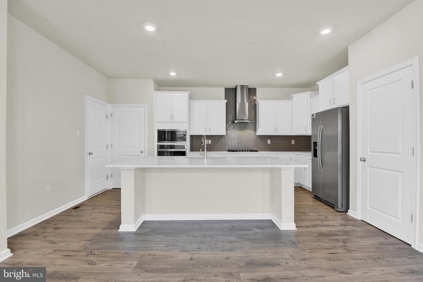 448 Hanson Street photo 8