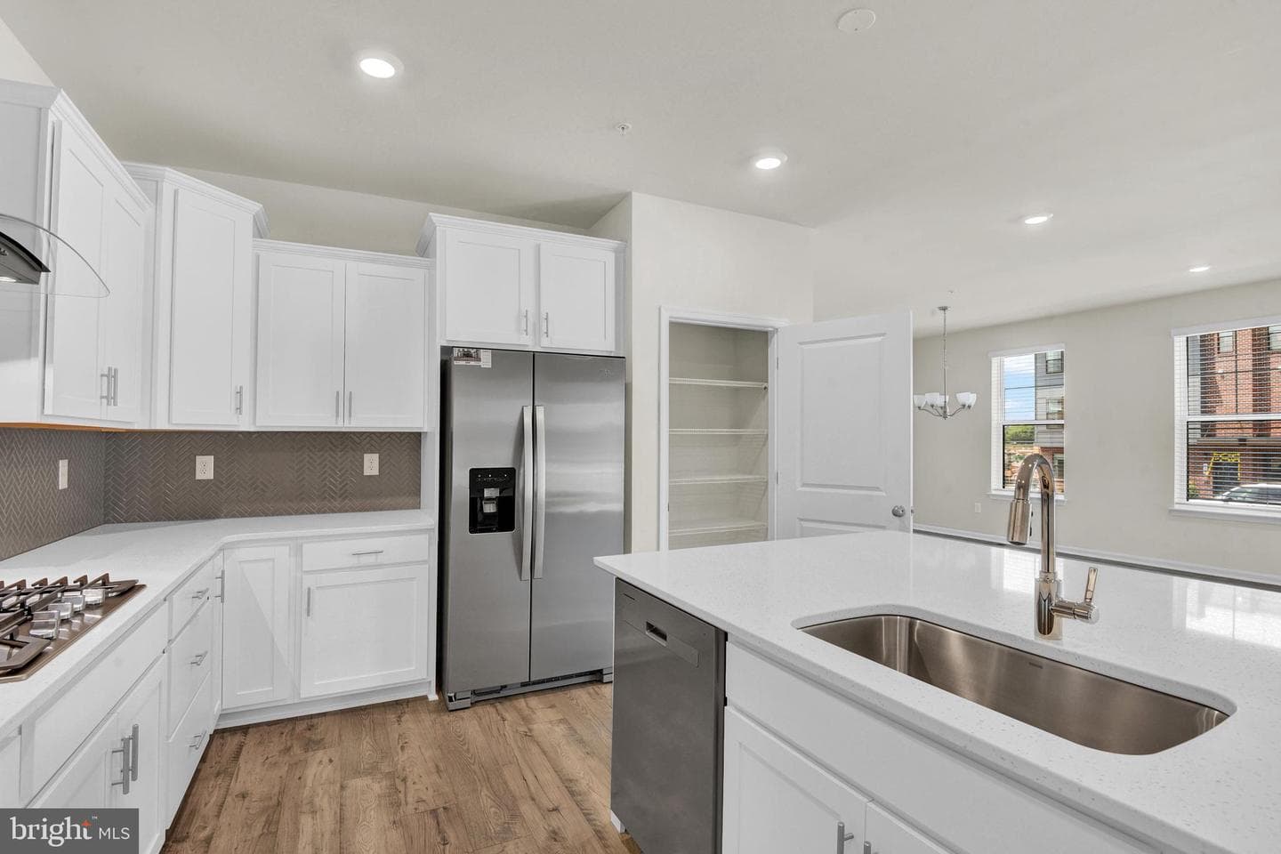 448 Hanson Street photo 9
