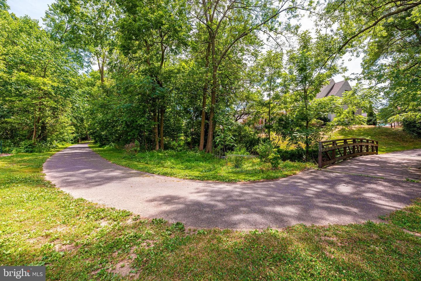 105 New Castle Court photo 41