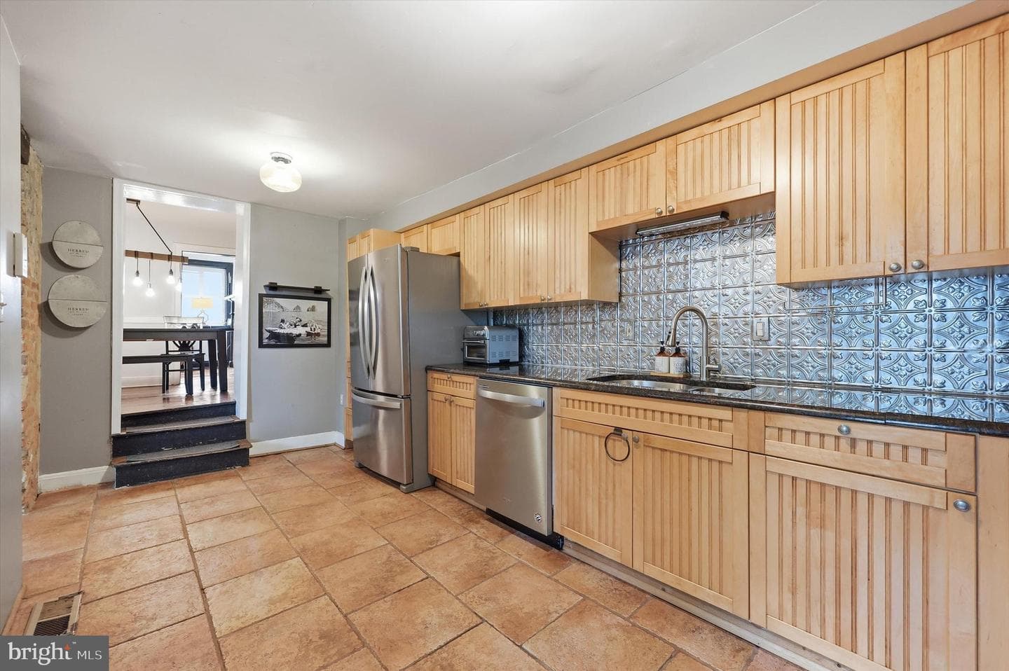 437 W South Street photo 11