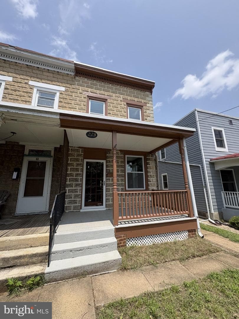 223 E 5th Street photo 2