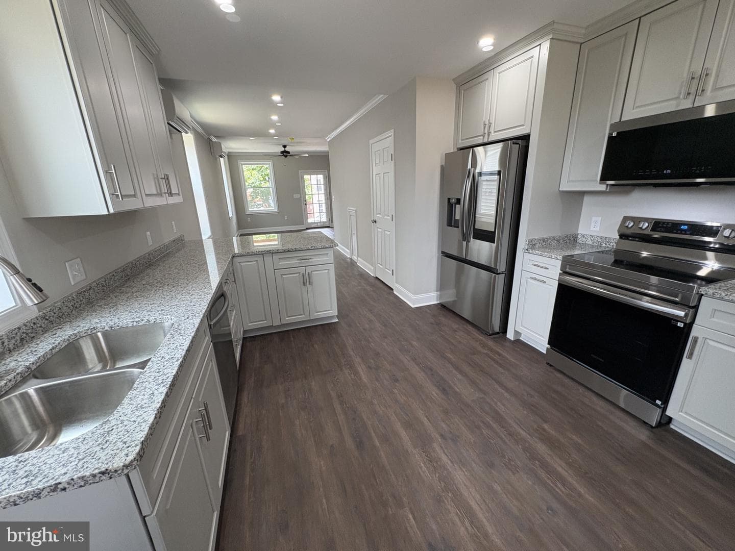 223 E 5th Street photo 7