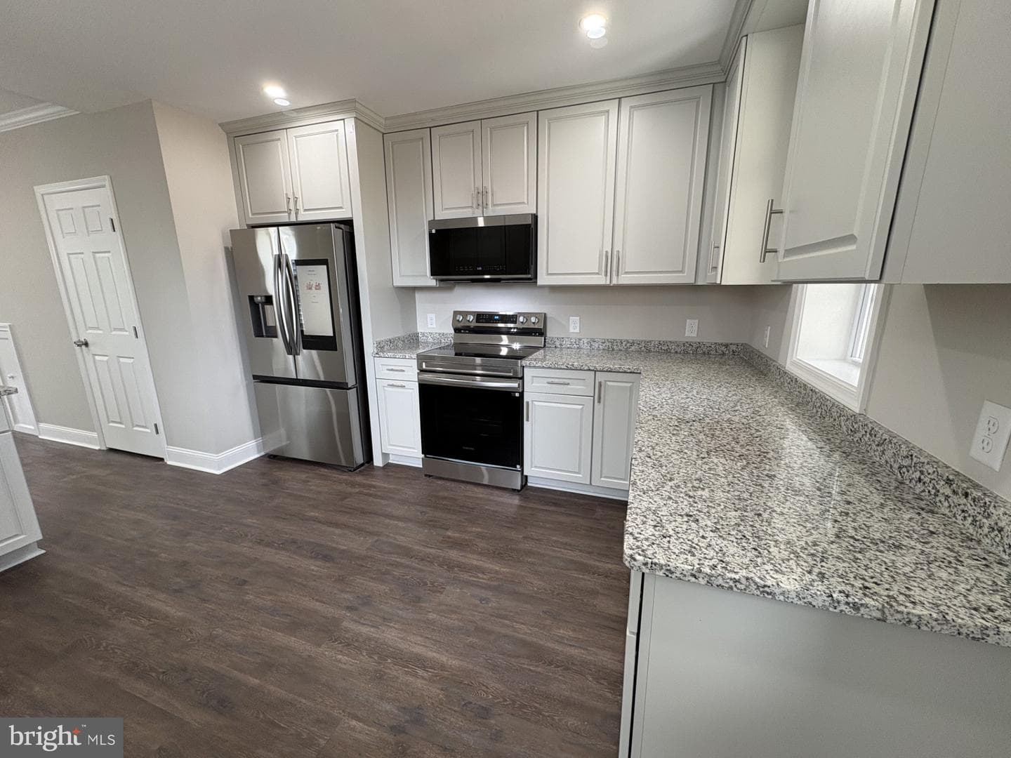 223 E 5th Street photo 8
