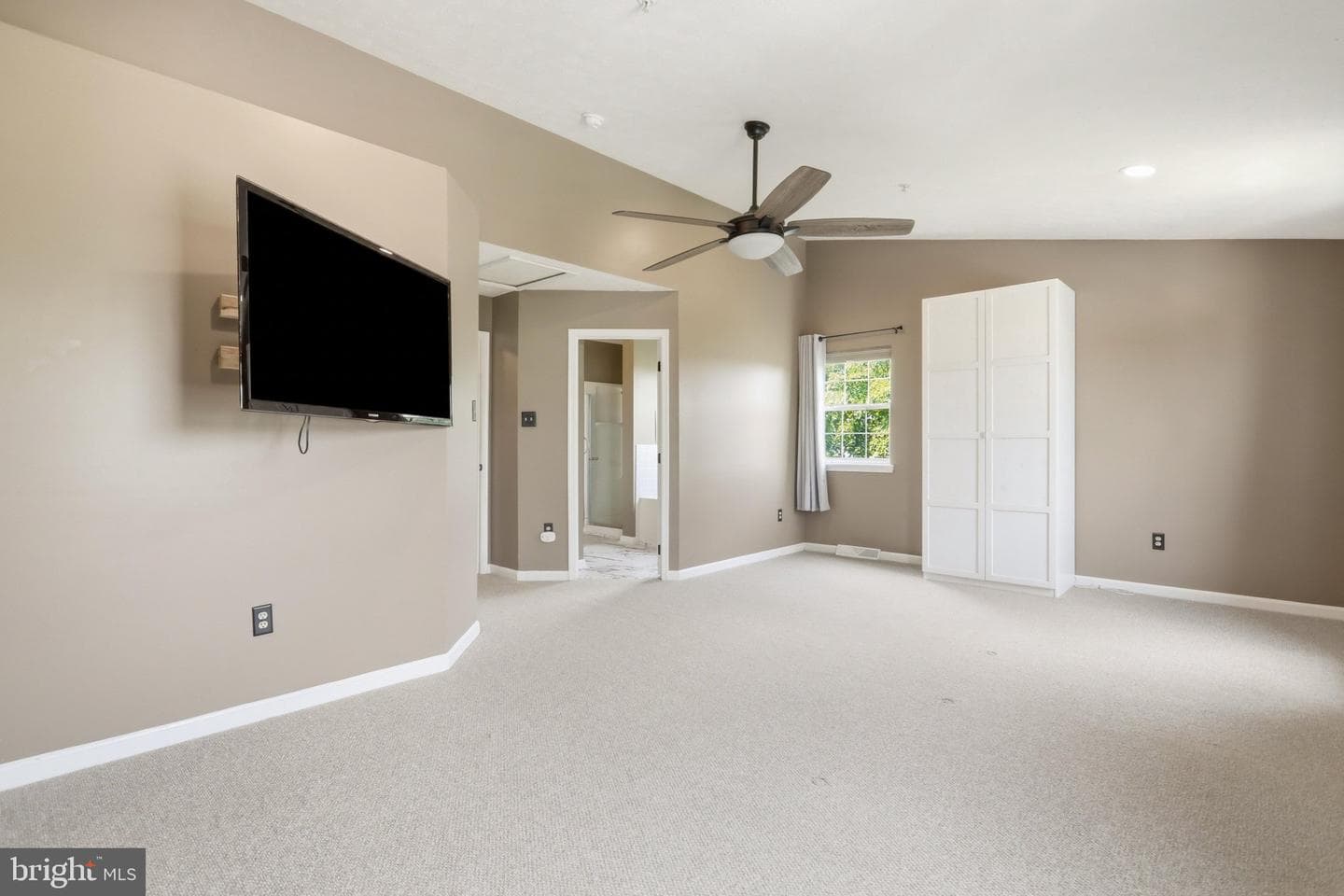 4900 Edgeware Terrace photo 11