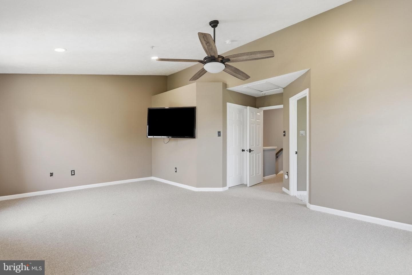 4900 Edgeware Terrace photo 12