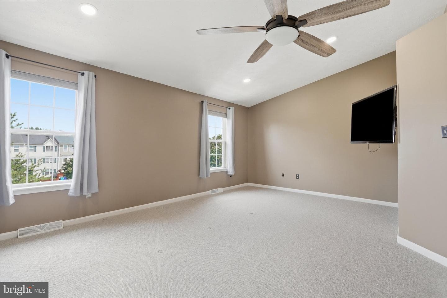 4900 Edgeware Terrace photo 13