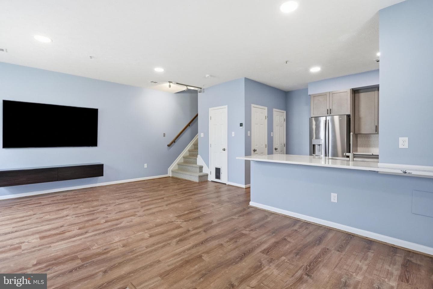 4900 Edgeware Terrace photo 2