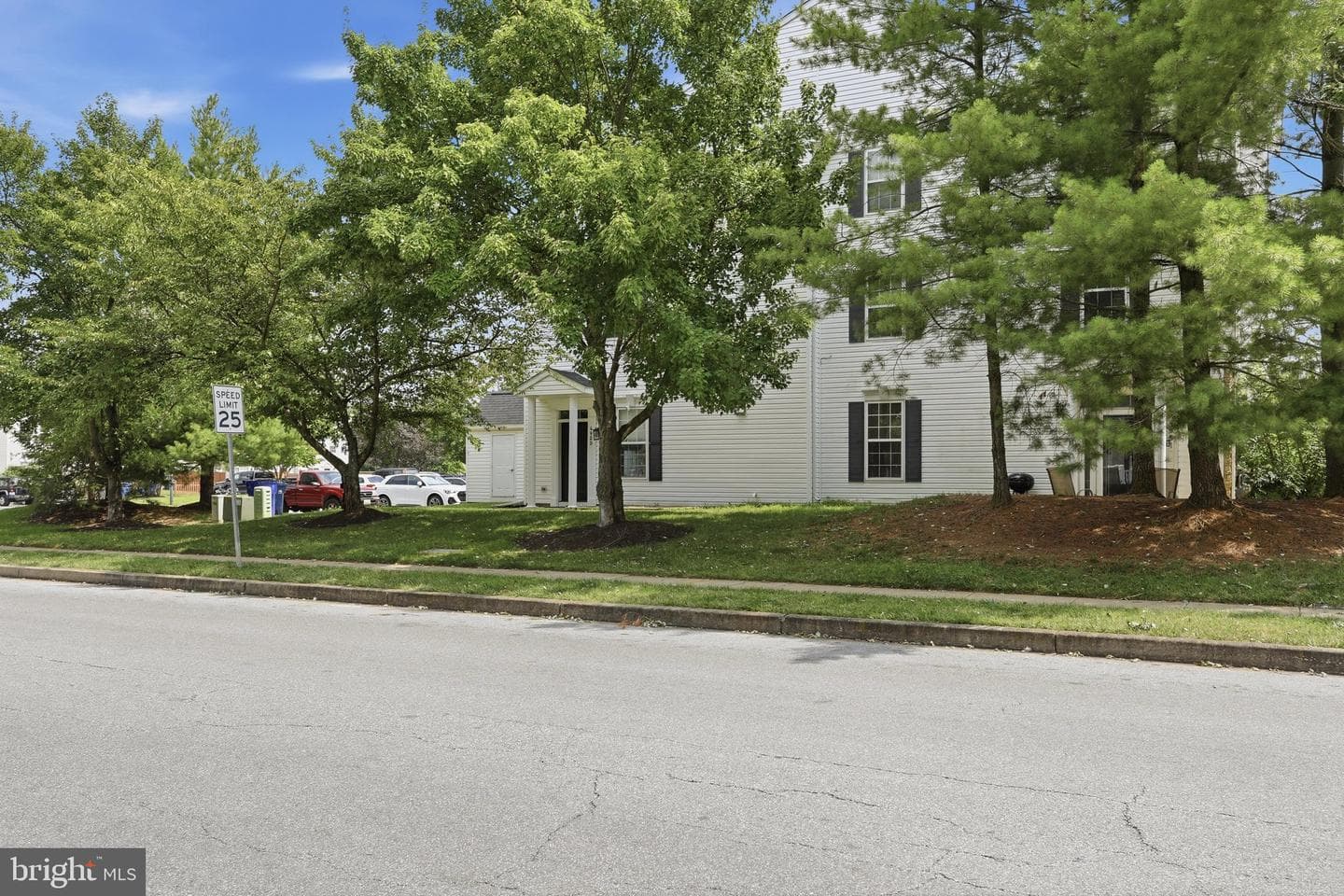 4900 Edgeware Terrace photo 24