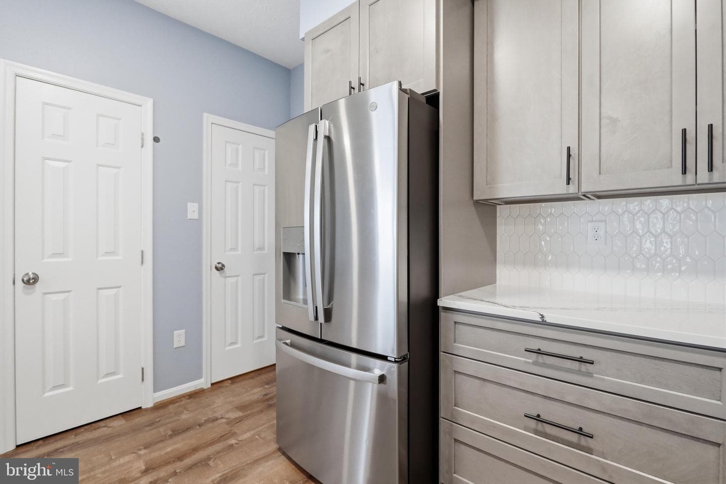 4900 Edgeware Terrace photo 9