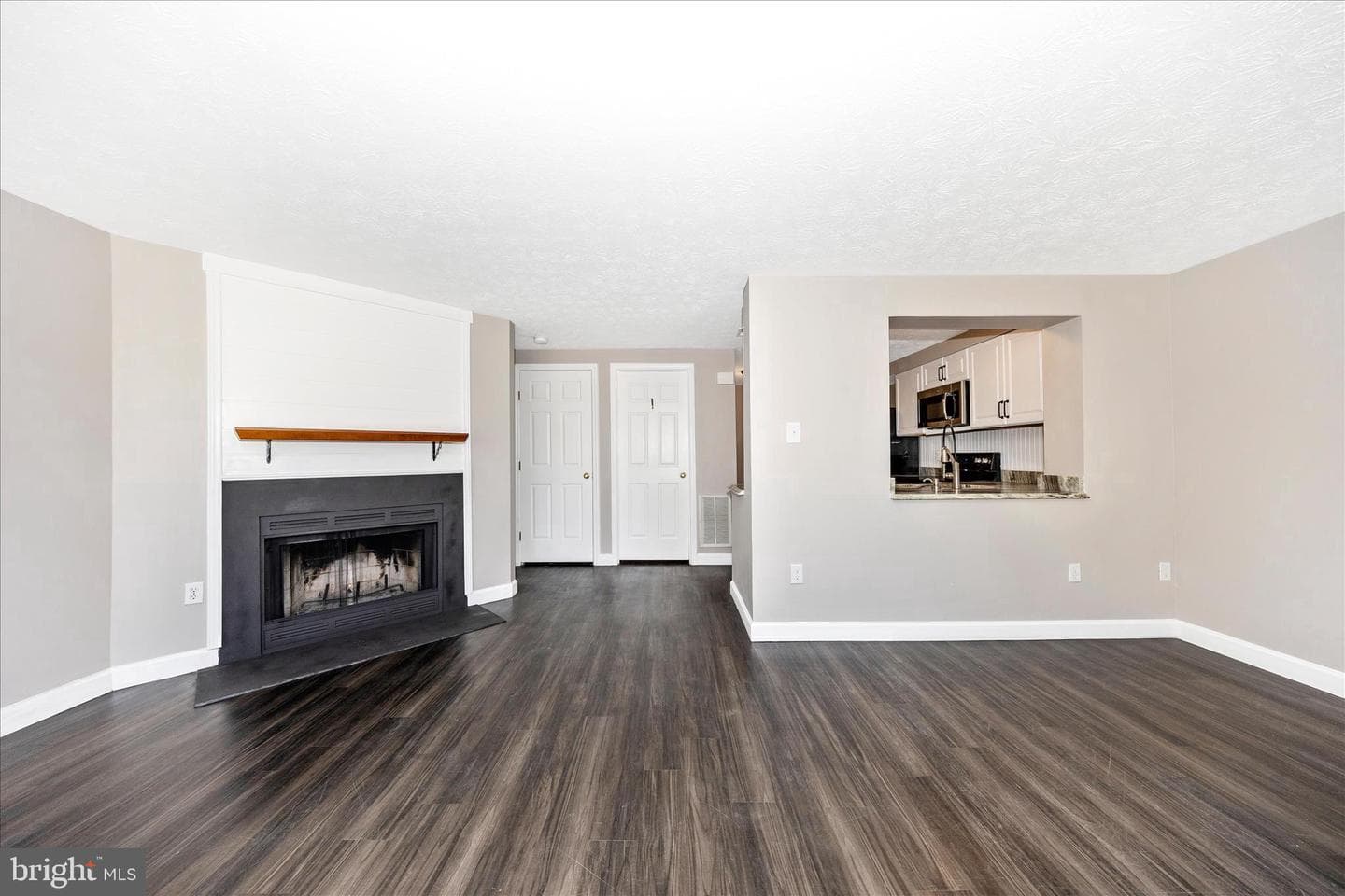572 Hollyberry Way photo 3