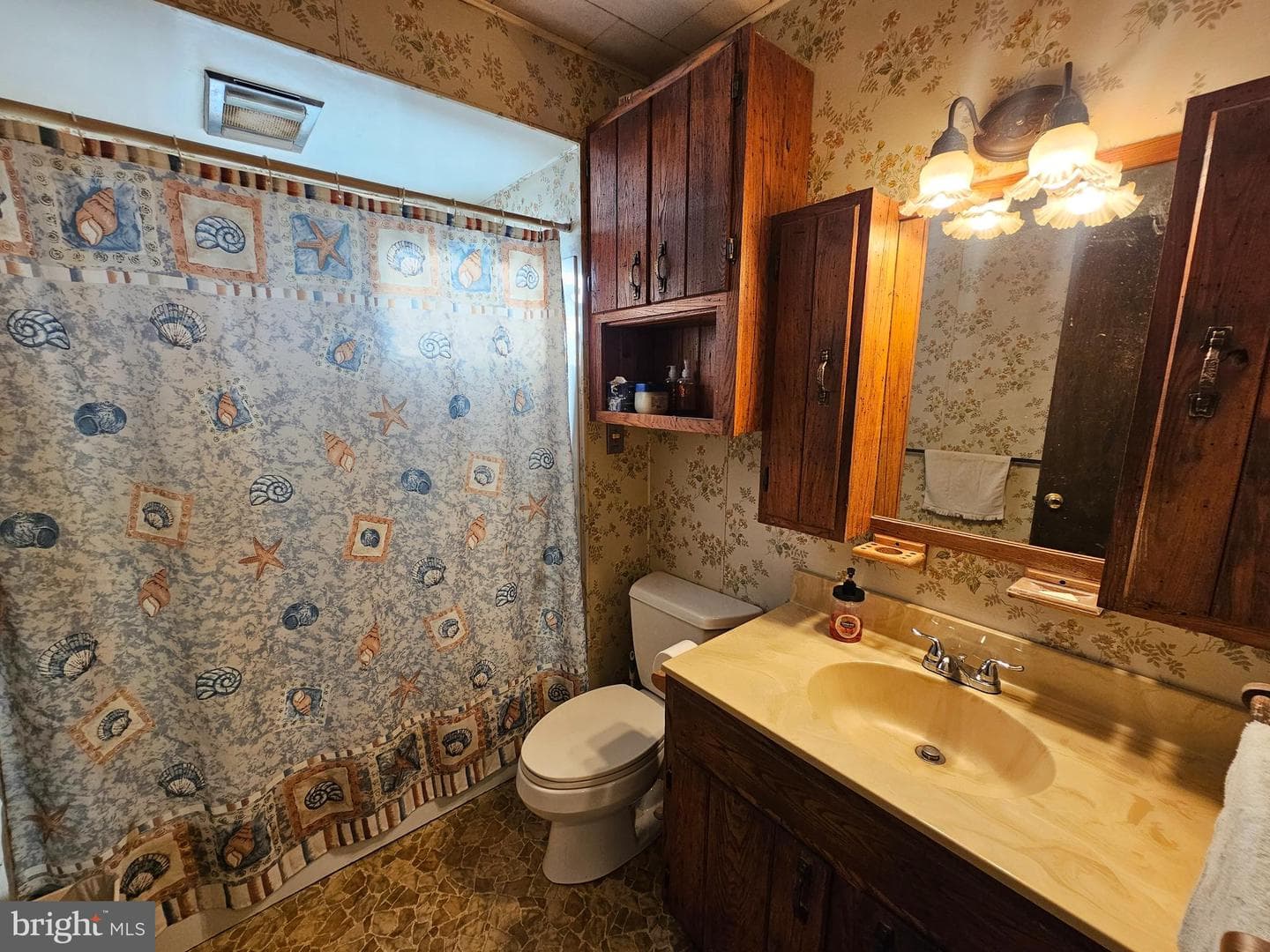 204 E St photo 14