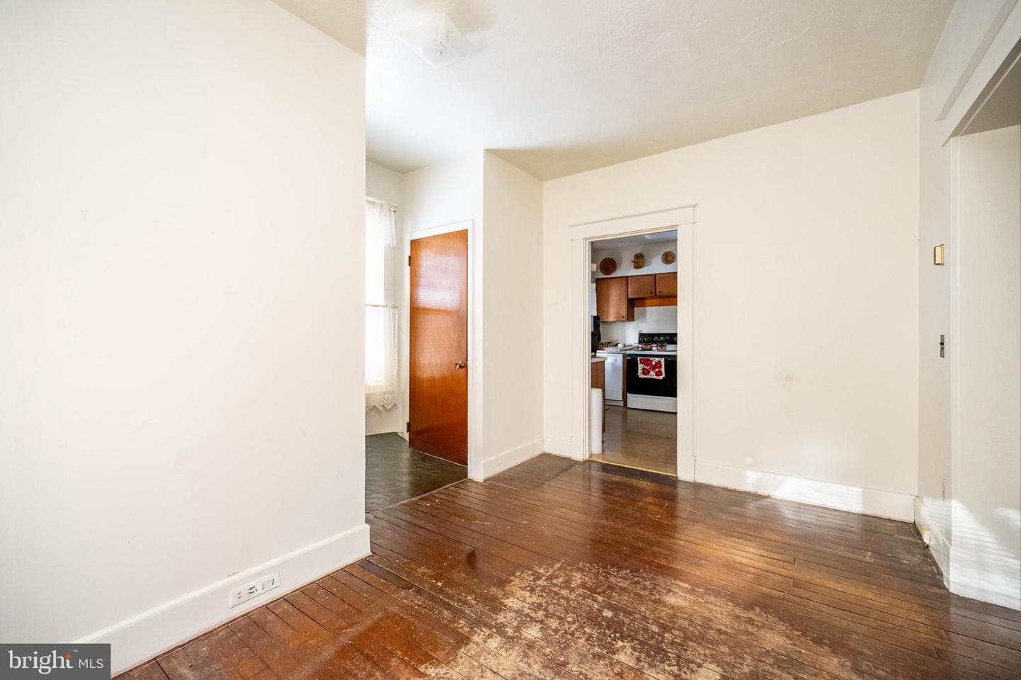 729 E Oak Street photo 9
