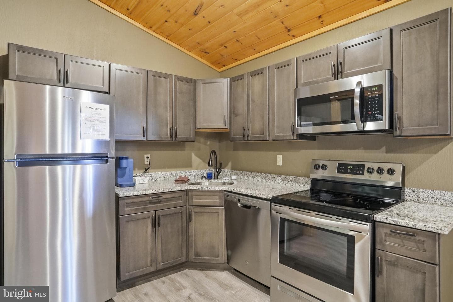 71 Grandview Boulevard photo 4