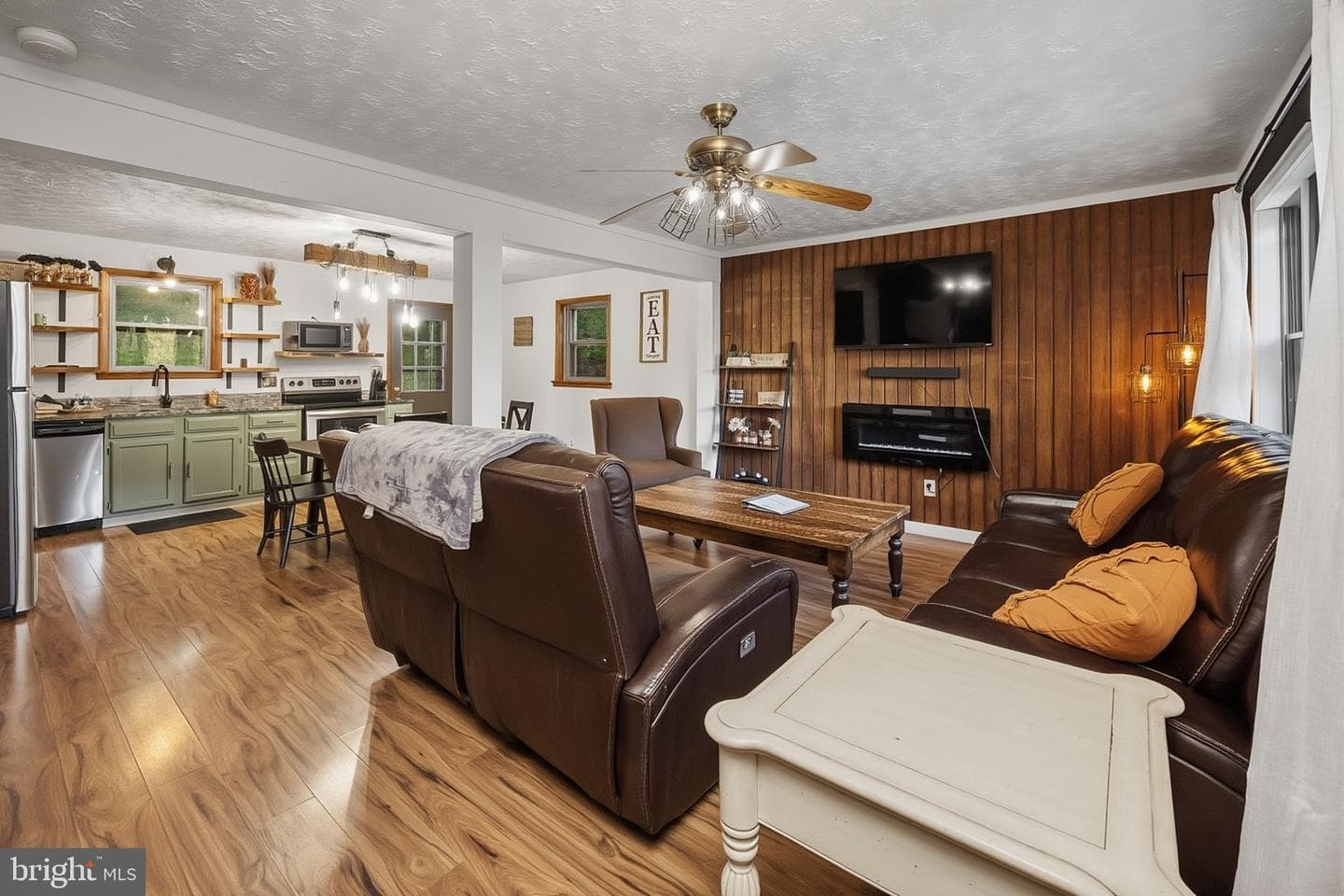 1499 Foster Road photo 3