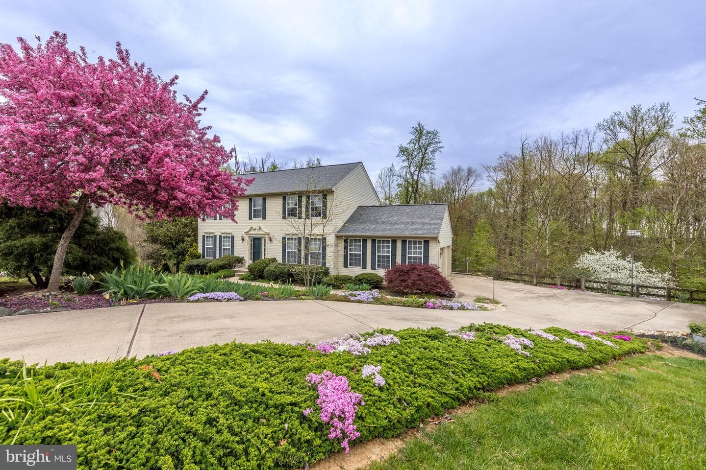 567 Beards Hill Road photo 2