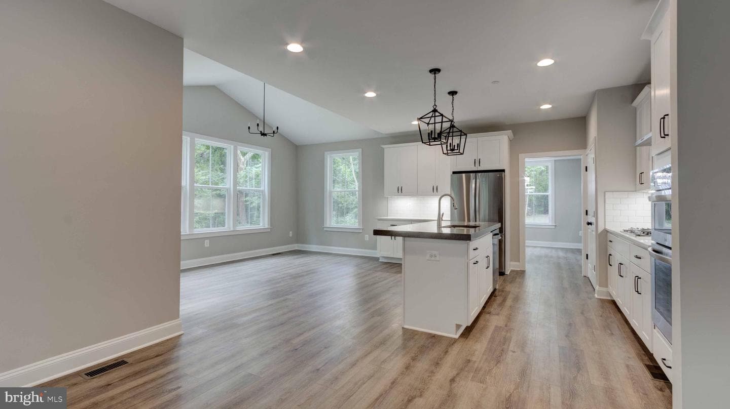 615 Loring Avenue photo 7