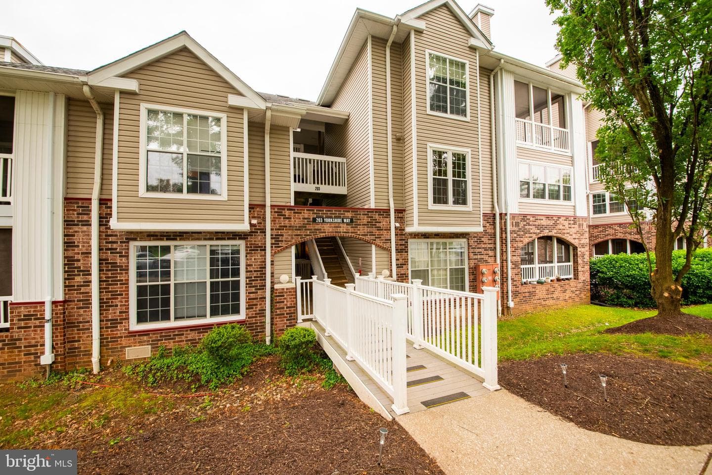 203 Yorkshire Way #203-J photo 2