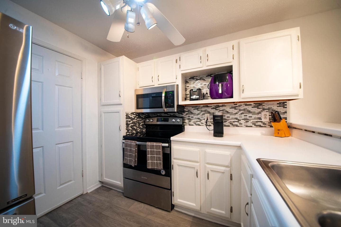 203 Yorkshire Way #203-J photo 3