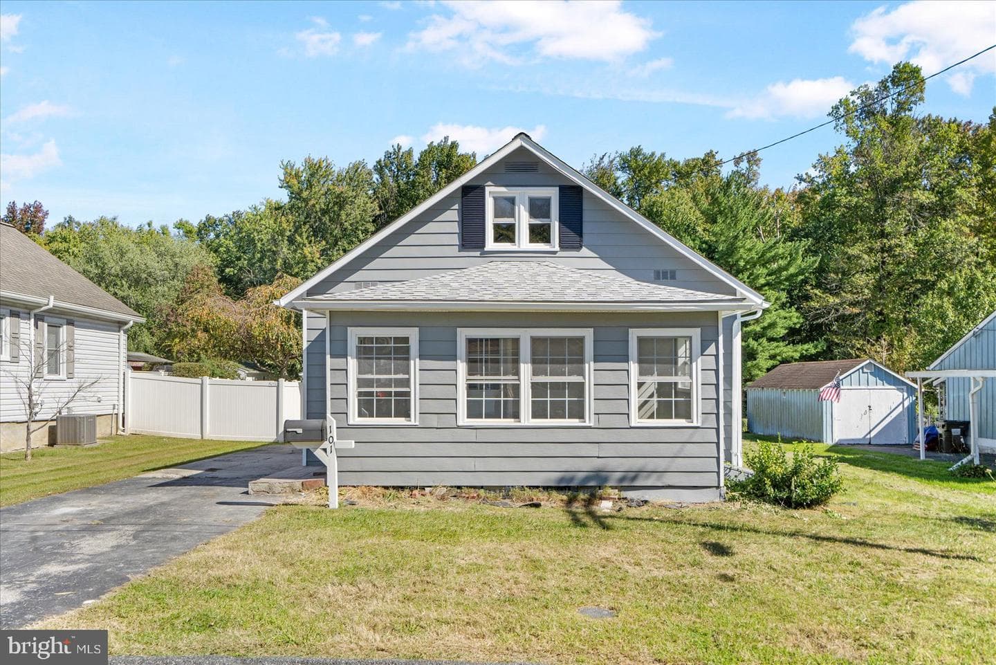 101 Oak Street photo 3