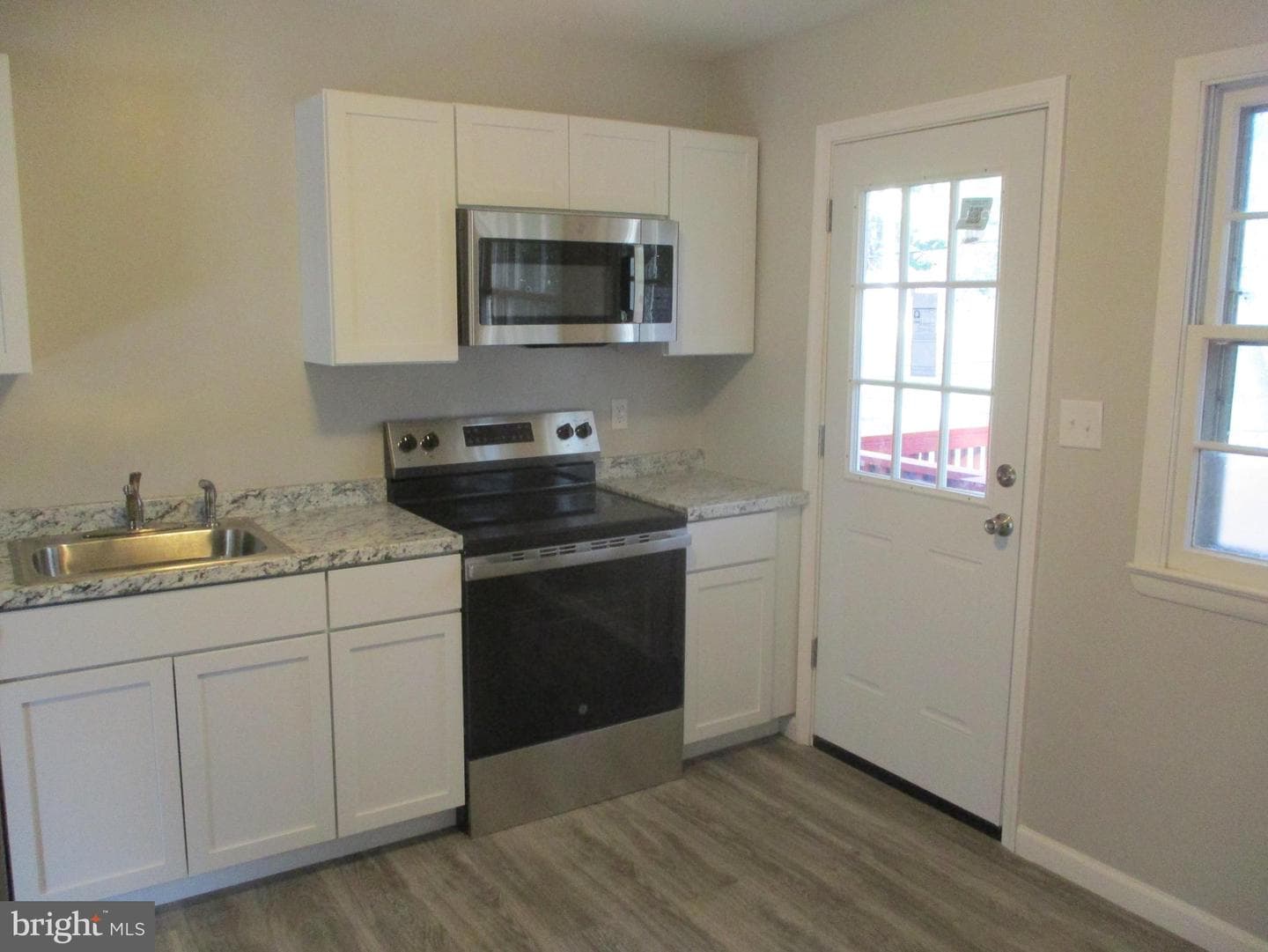 1605 Samantha Drive photo 4