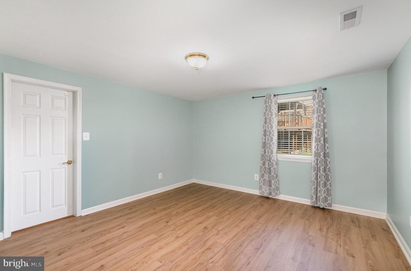 704 Greenglade Court photo 39