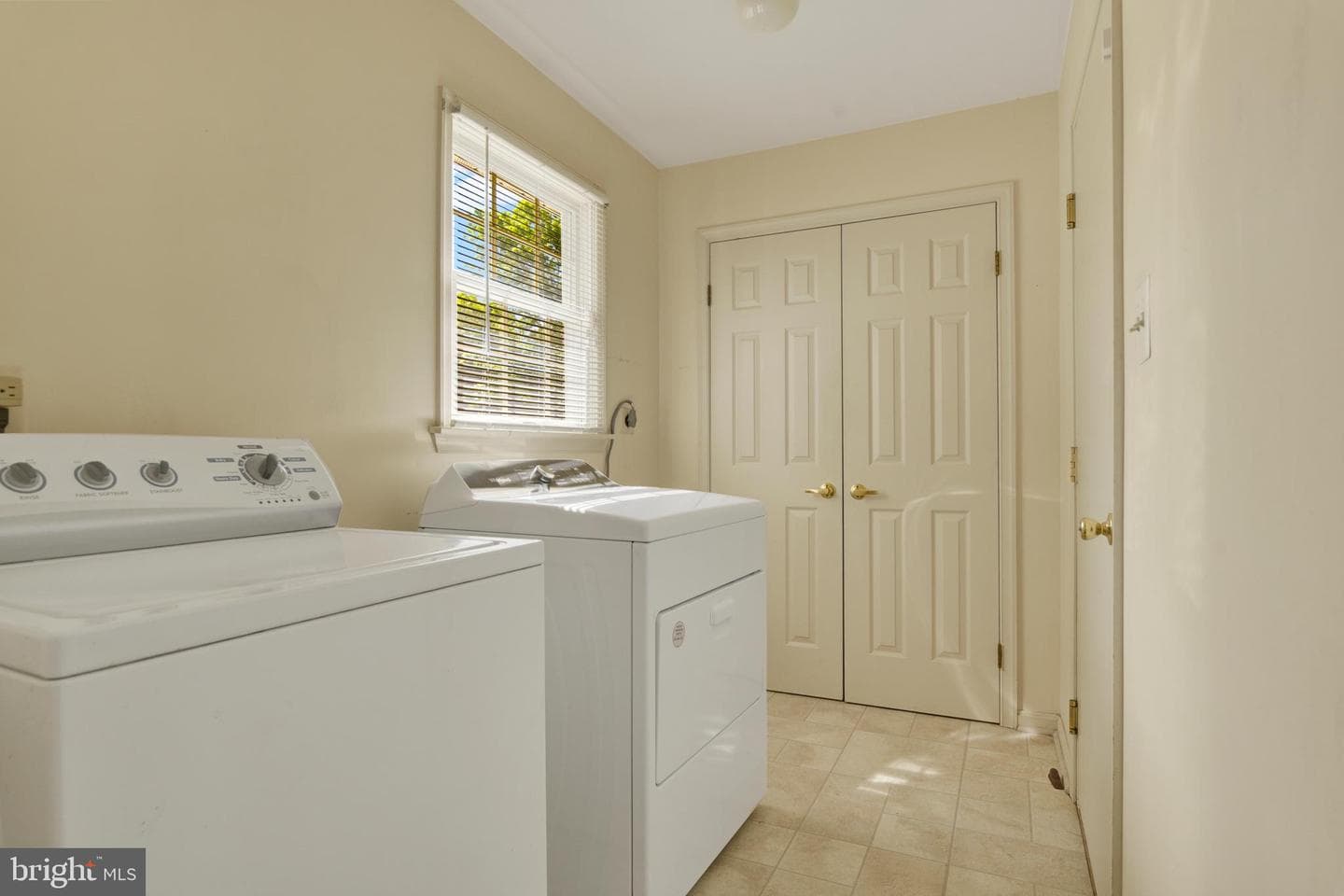 1359 Crofton Drive photo 17