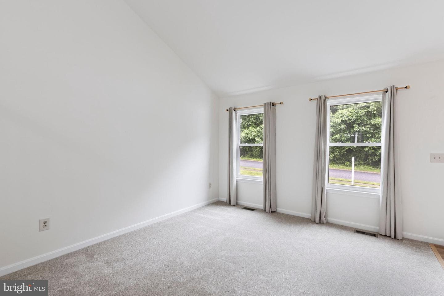 8 Holly Avenue photo 4