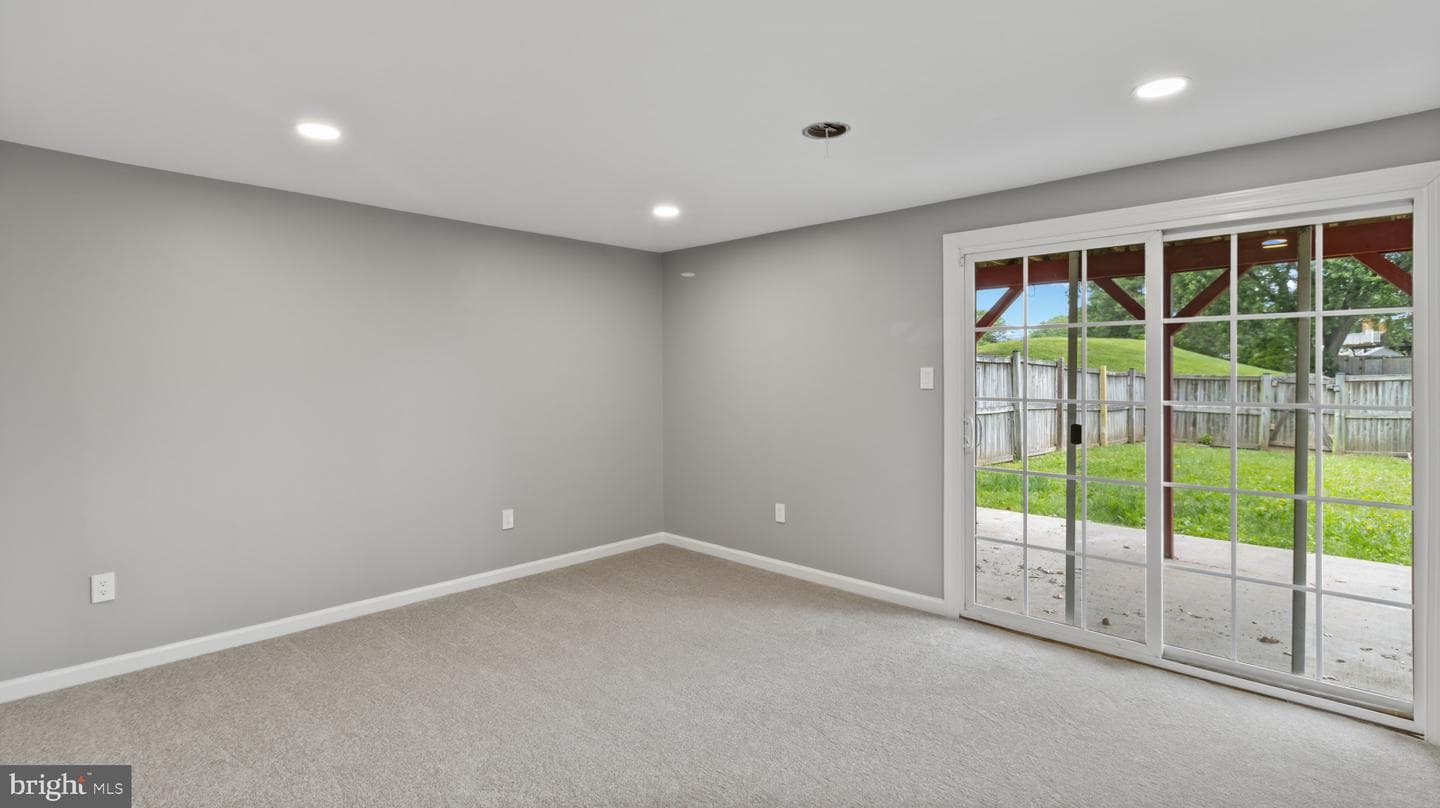 242 Lodgecliffe Court photo 24