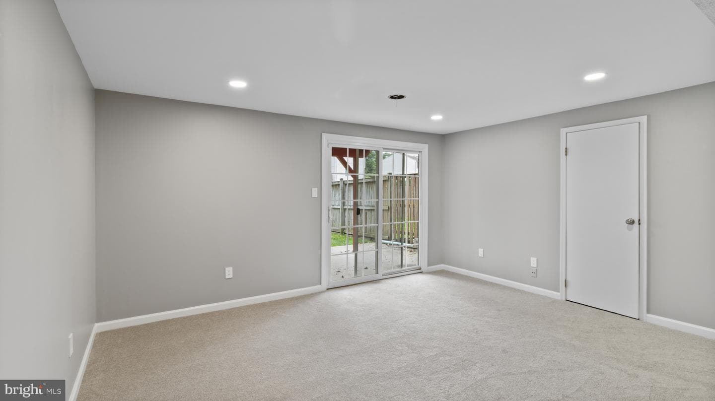 242 Lodgecliffe Court photo 25