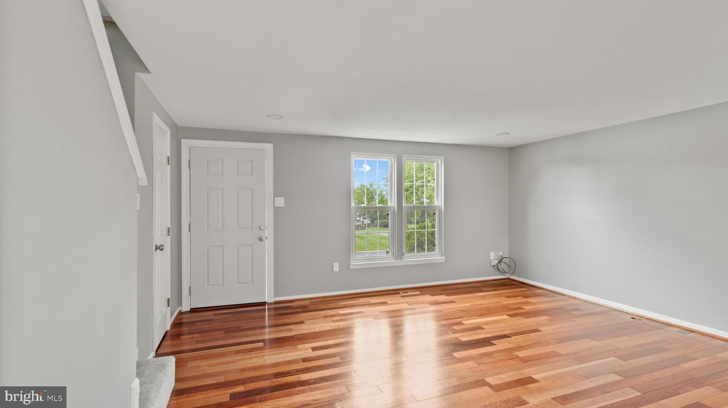 242 Lodgecliffe Court photo 4