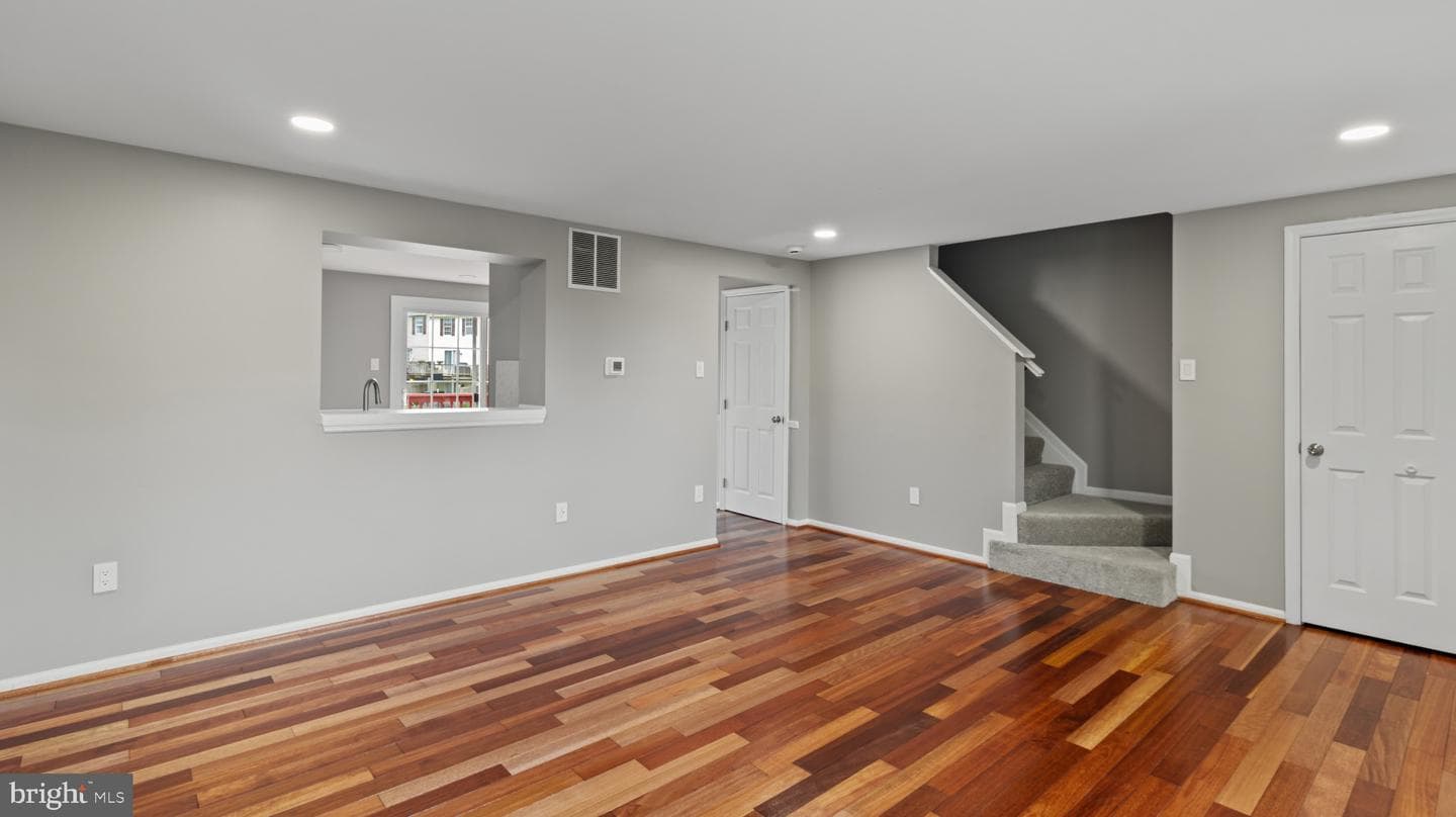 242 Lodgecliffe Court photo 5