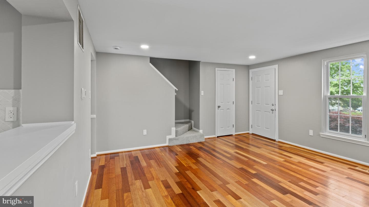 242 Lodgecliffe Court photo 6