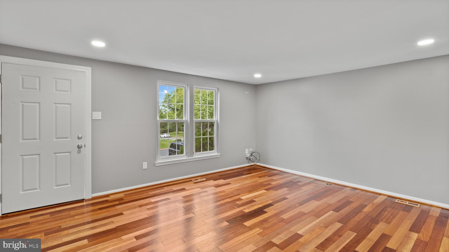 242 Lodgecliffe Court photo 7