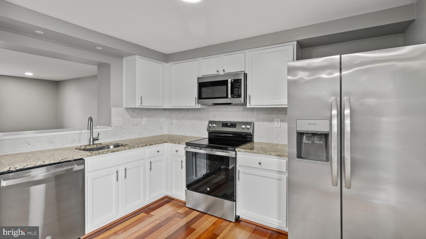 242 Lodgecliffe Court photo 9