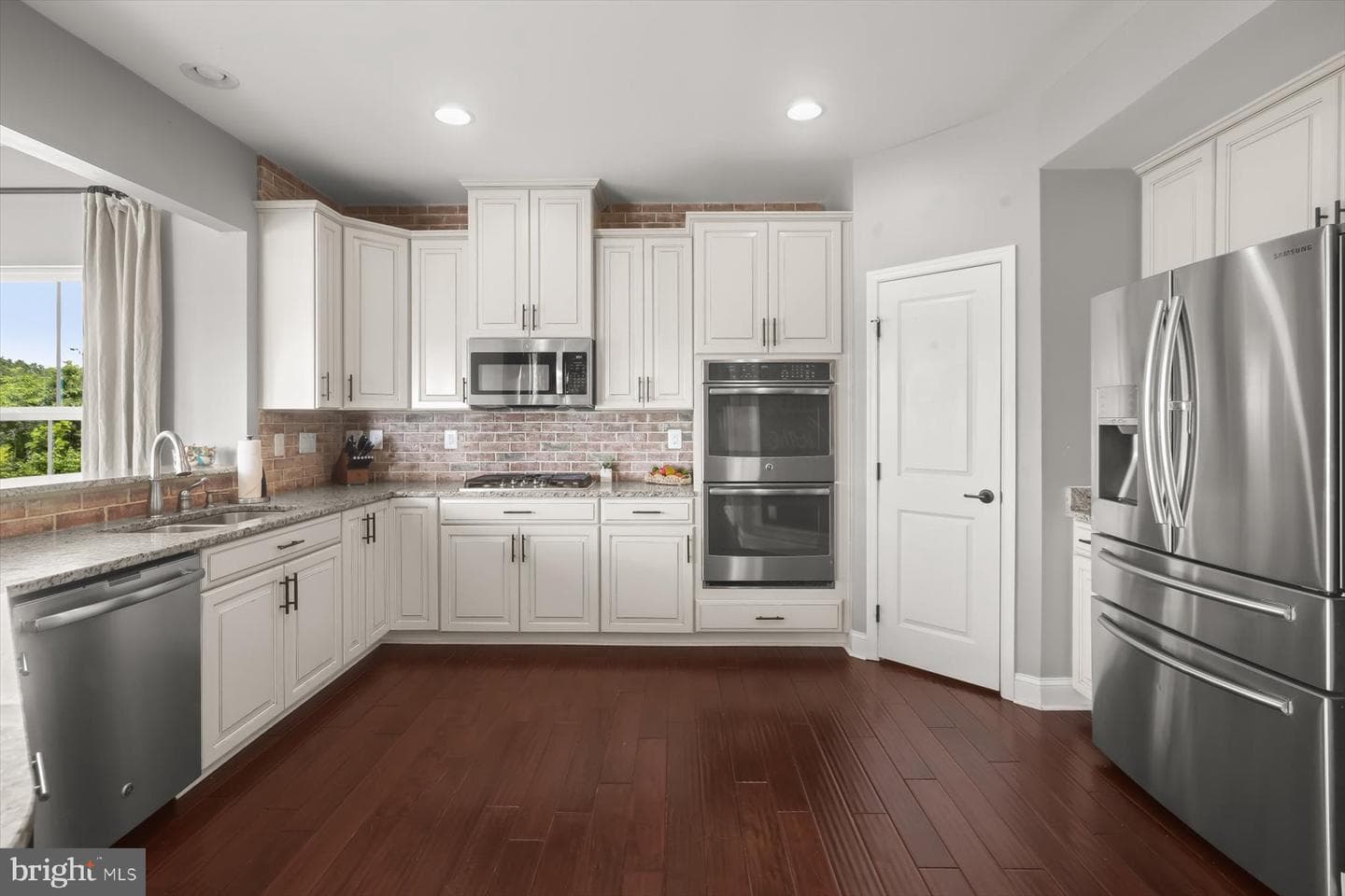 290 Henderson Road photo 12