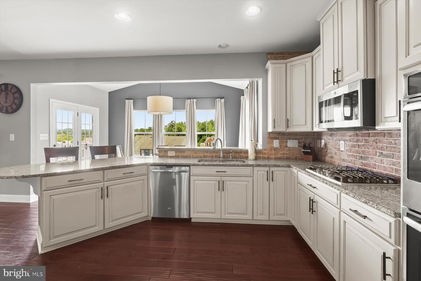 290 Henderson Road photo 13