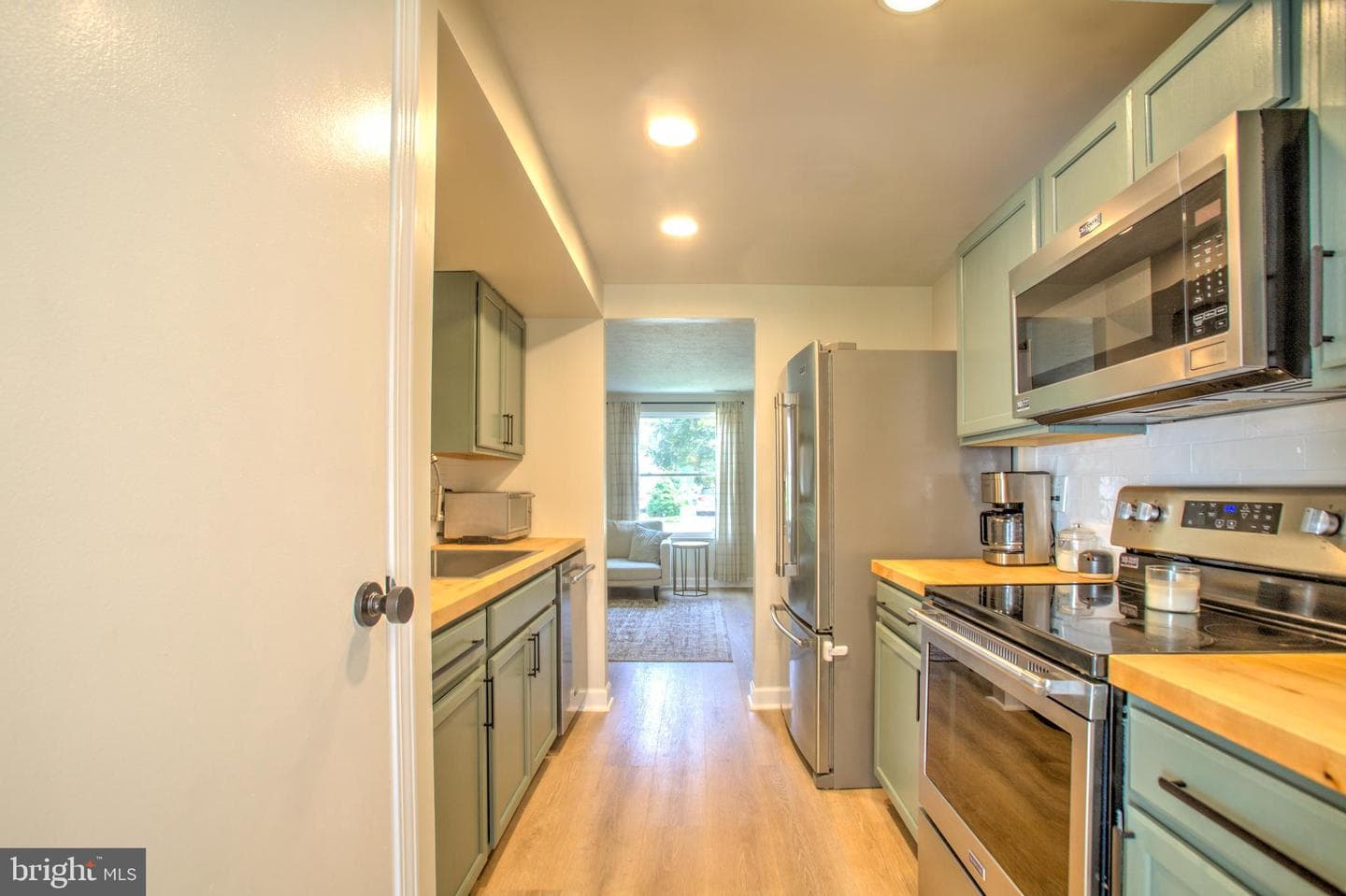 4 Court Drive photo 9