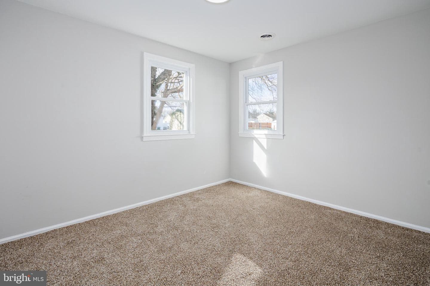 174 Deen Street E photo 11