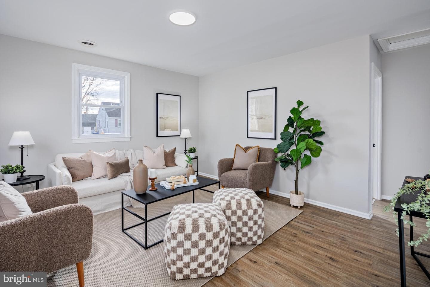 174 Deen Street E photo 4