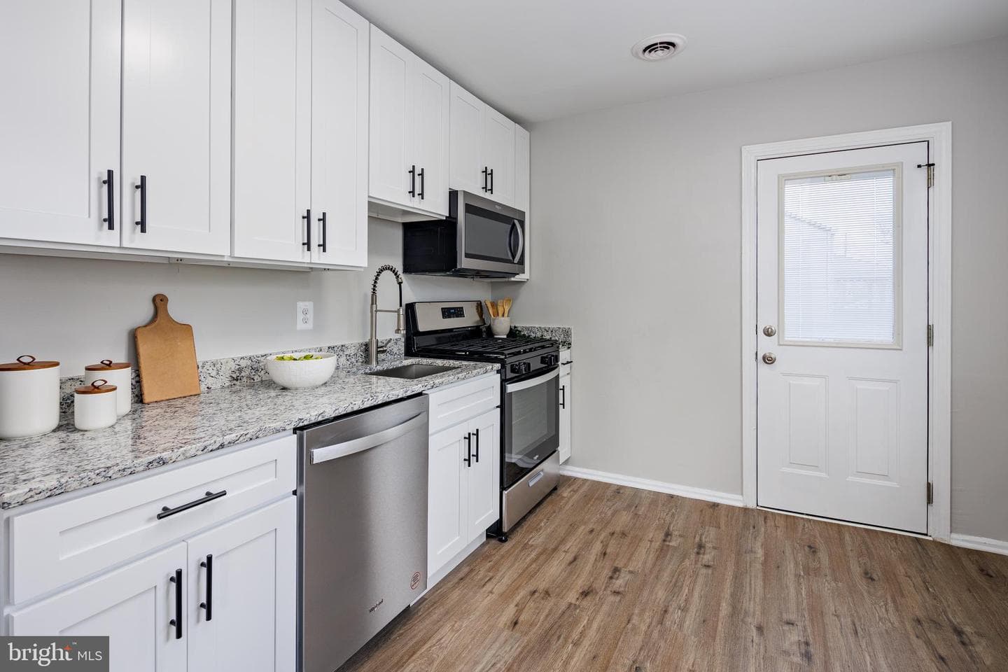 174 Deen Street E photo 8