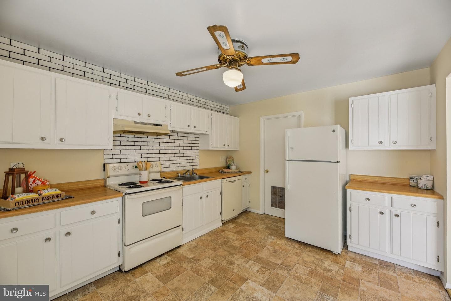 1557 Charlestown Drive photo 9