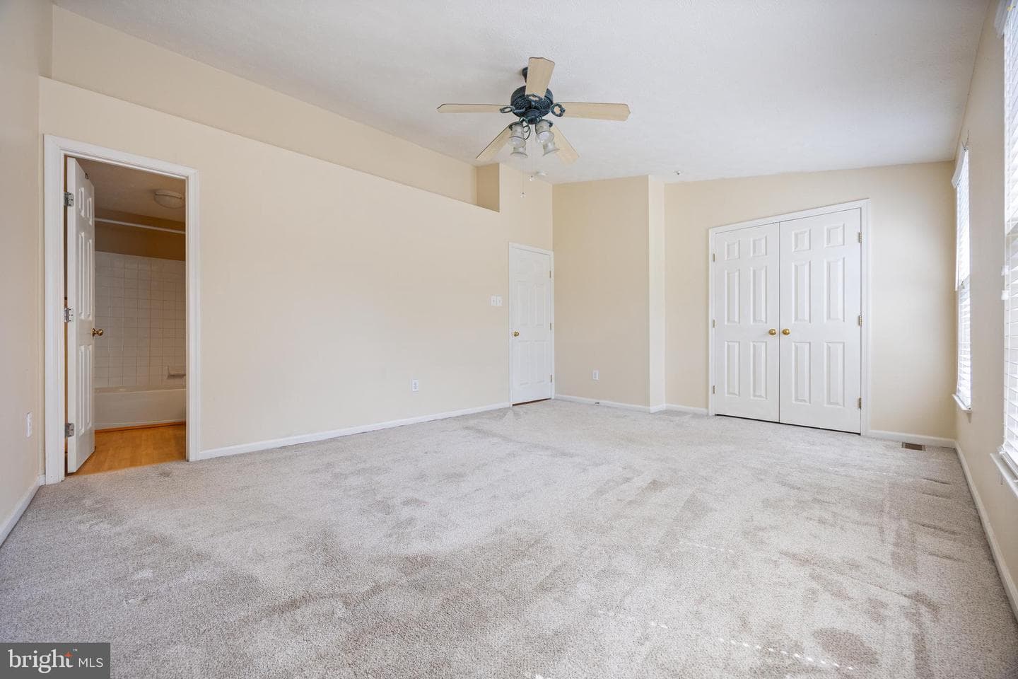 914 Gainsborough Court #914 photo 22