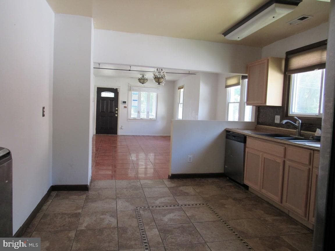 2212 Pine Street photo 8