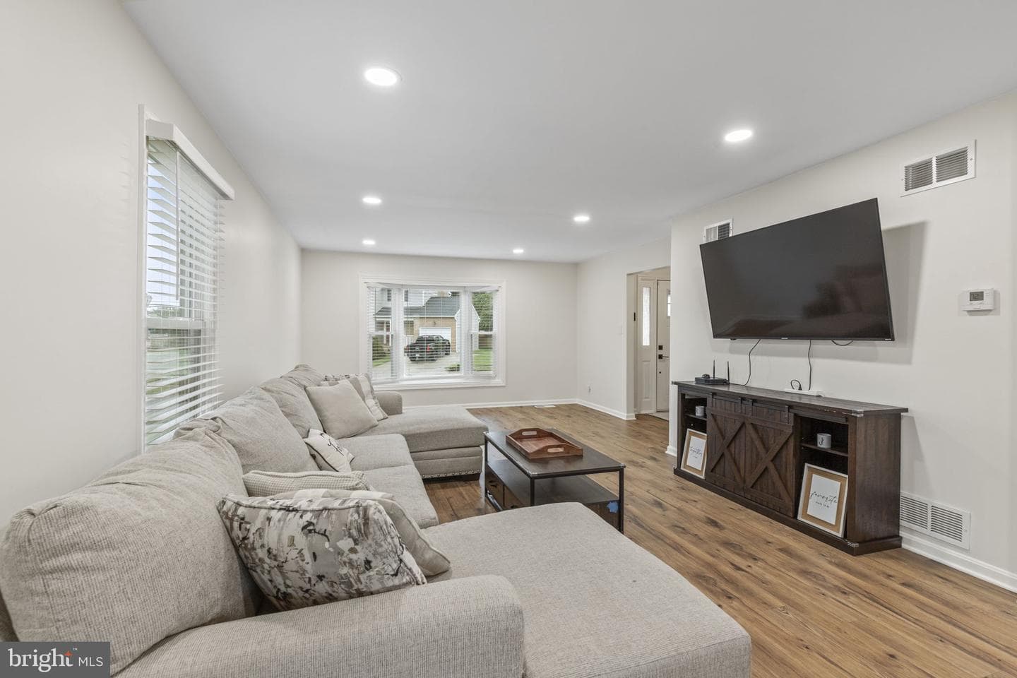 711 Eastwood Court photo 4