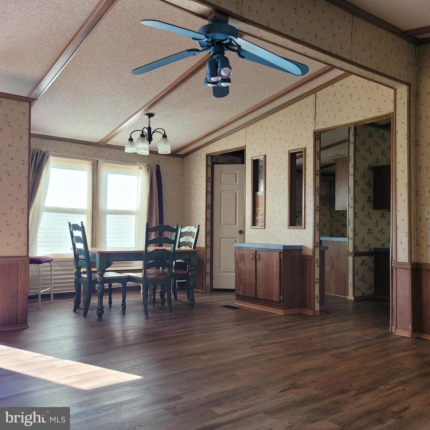 726 Girard Street photo 7