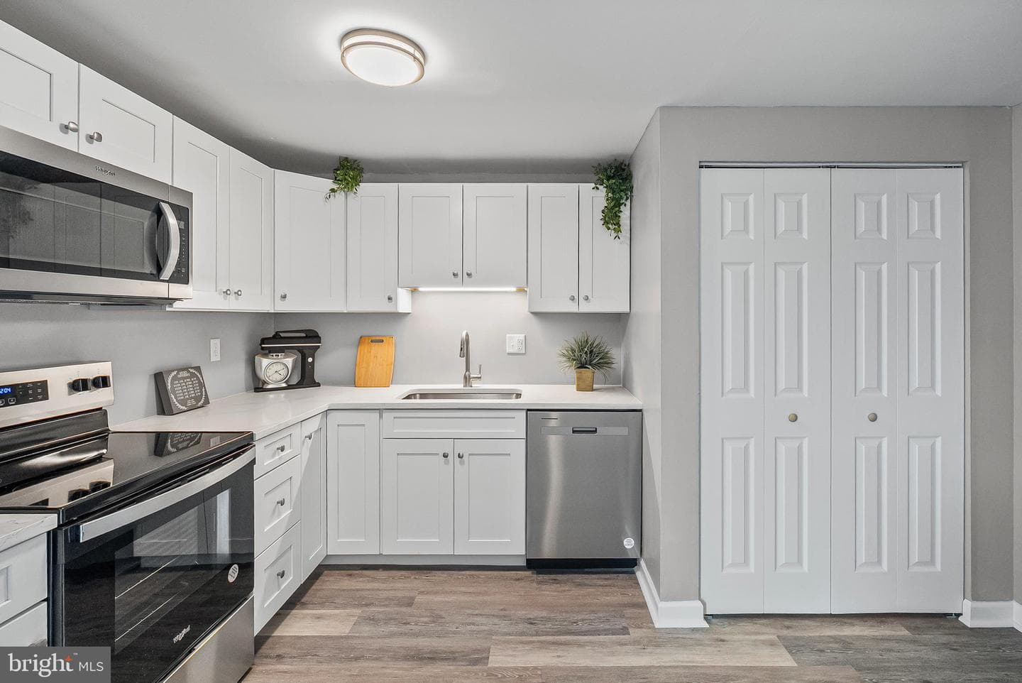130 Ravenswood Court photo 8