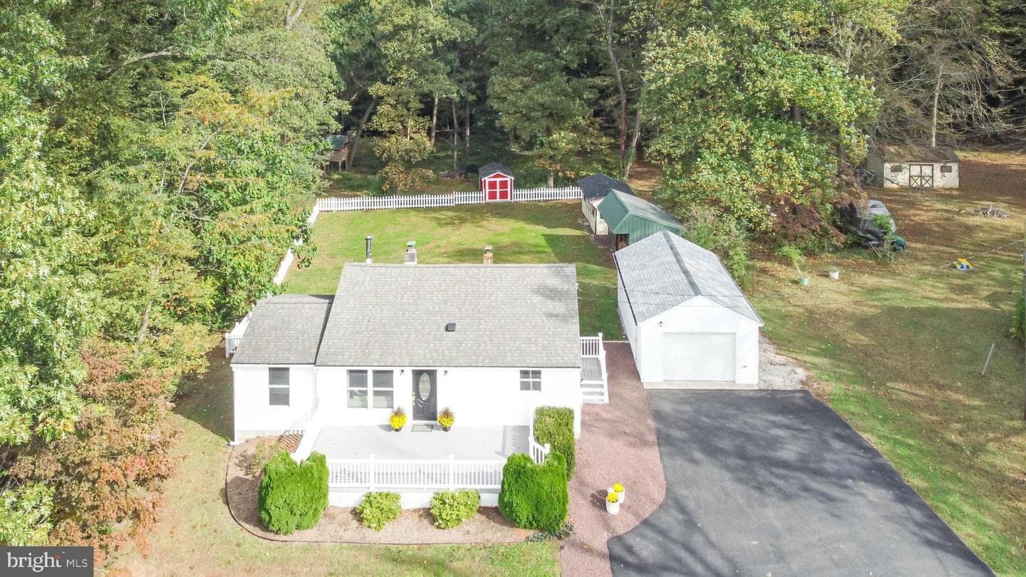 753 Gilbert Road photo 40