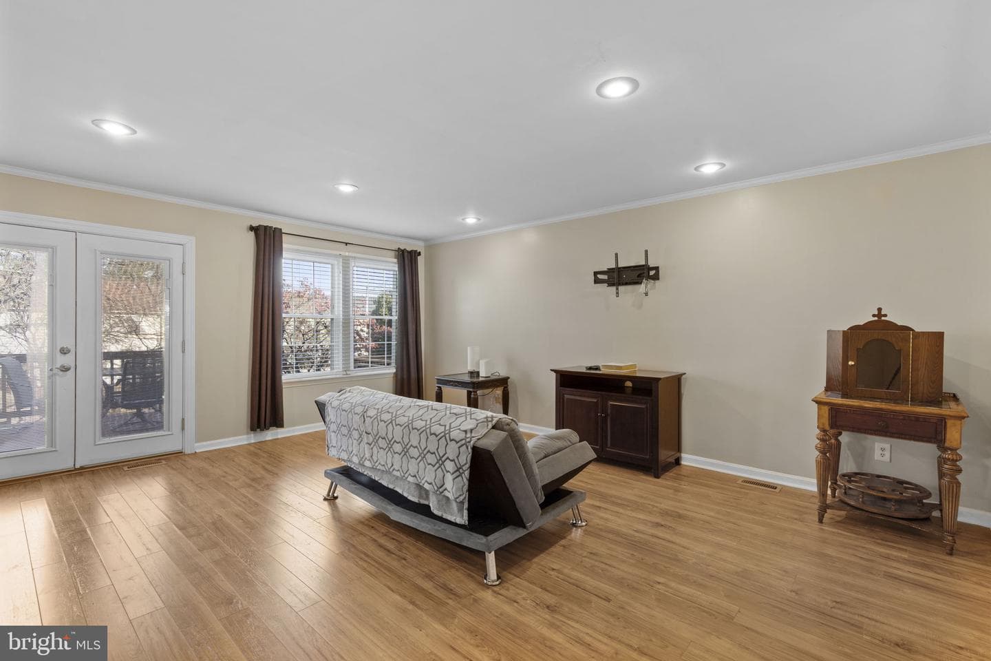322 Overlea Place photo 2