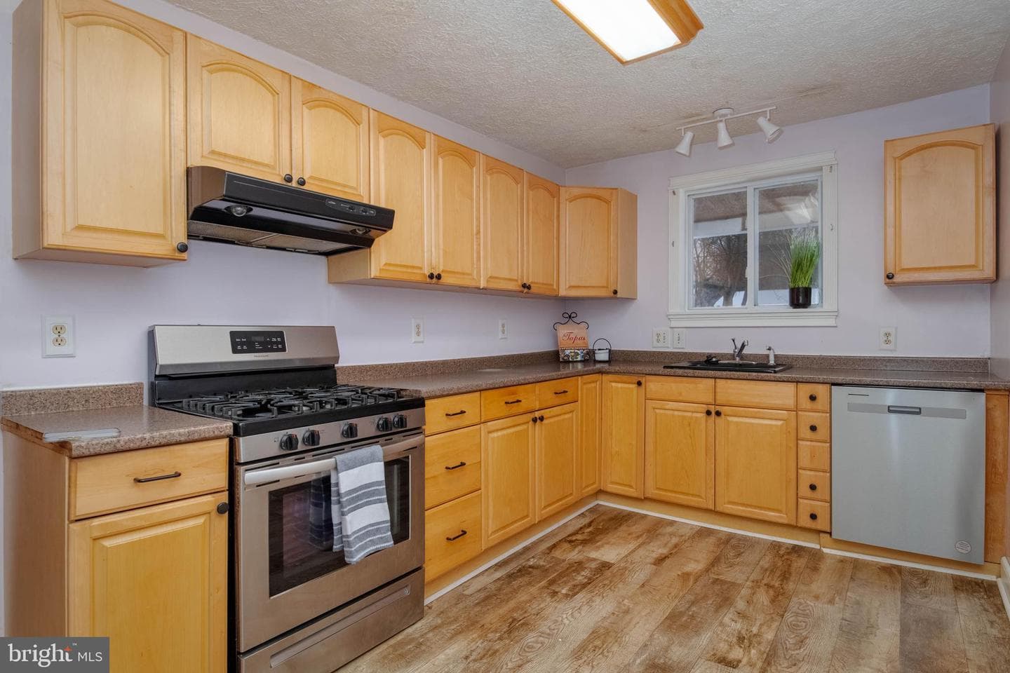 449 S Law Street photo 4
