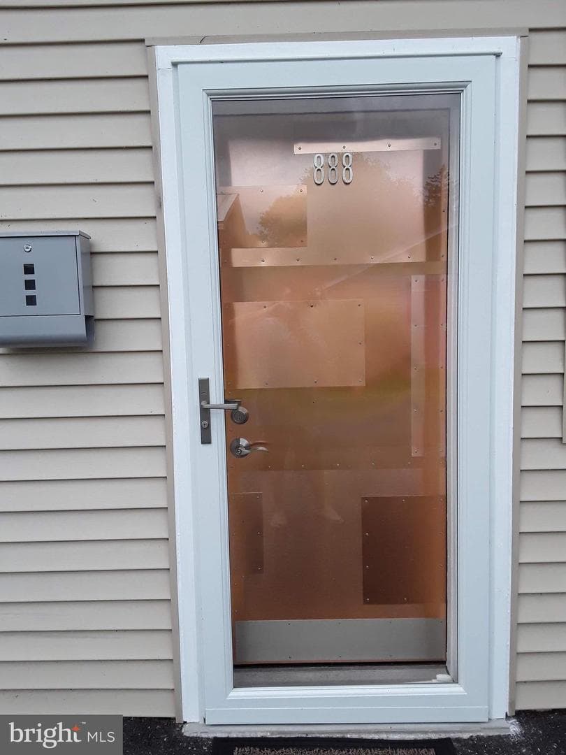 888 Linden Lane photo 2